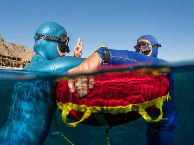 2 freedivers during a Freediving Course